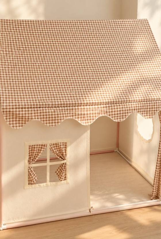 Casita de tela de cuadros para jugar y refugiarse
